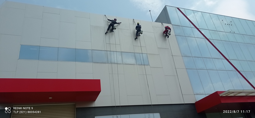 cuci kaca gedung pabrik magdatama karawang