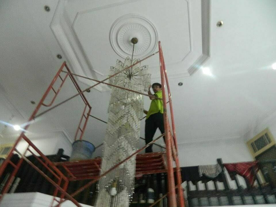 cuci lampu kristal bapak warnot
