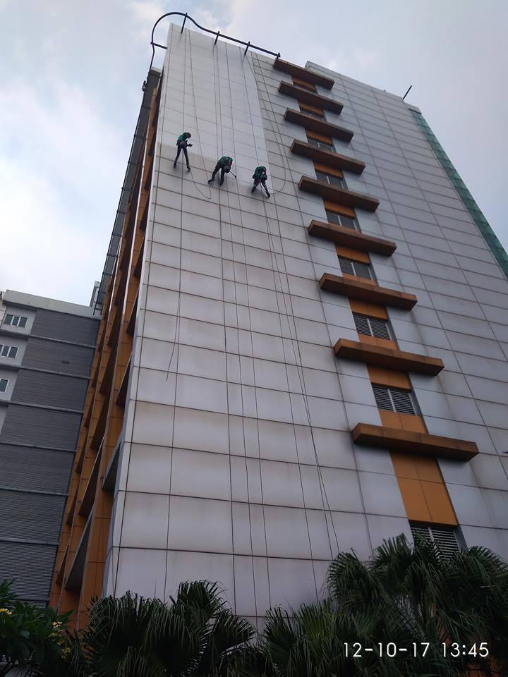 cuci kaca gedung adhyaksa loka