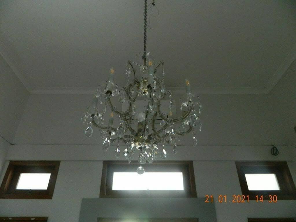 cuci lampu kristal di bahamast residence
