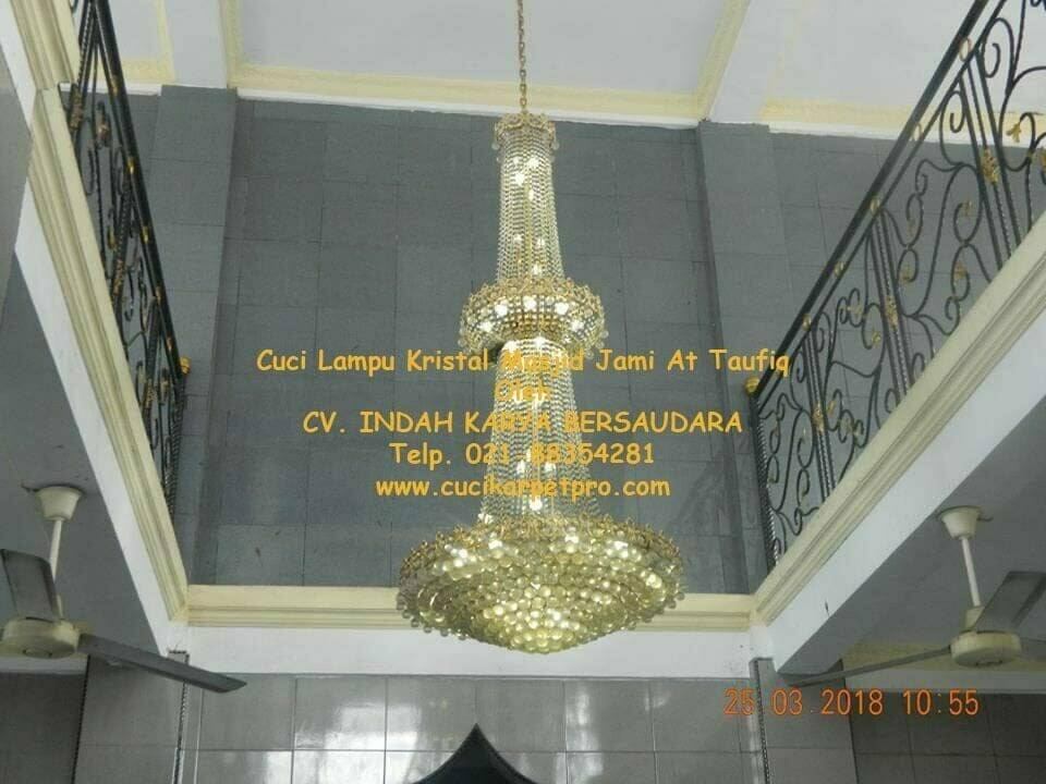 cuci lampu kristal masjid jami at taufiq
