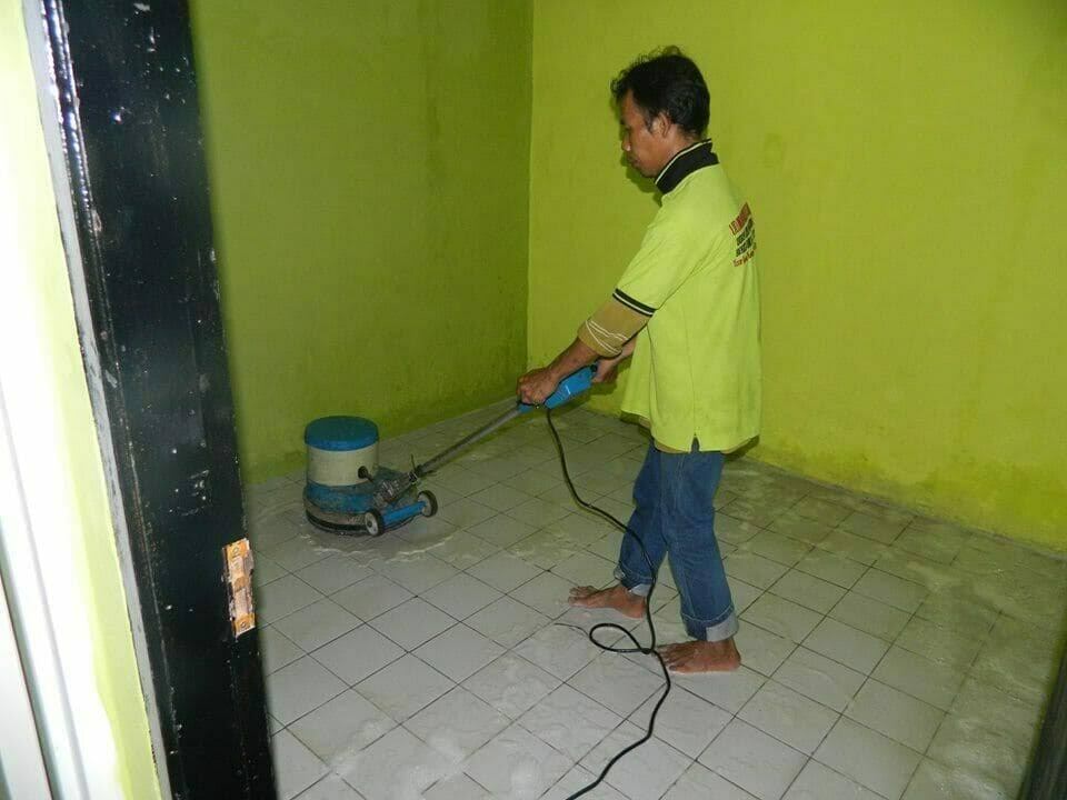 cuci lantai keramik ibu nita gambar 04
