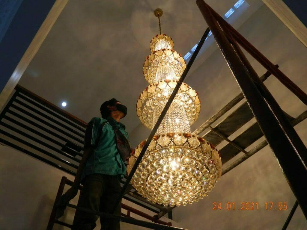 cuci lampu kristal di perumahan jatinegara indah 29