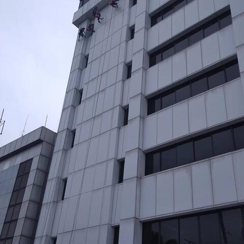 cuci kaca gedung acp gedung telkom jakarta selatan 02