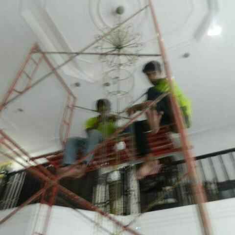cuci lampu kristal bapak Warnot gambar 02