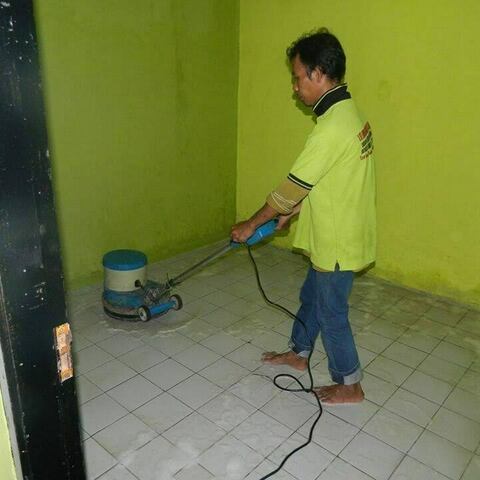 Cuci lantai keramik ibu Nita gambar 04