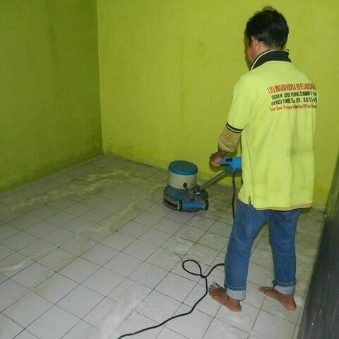 Cuci lantai keramik ibu Nita gambar 03