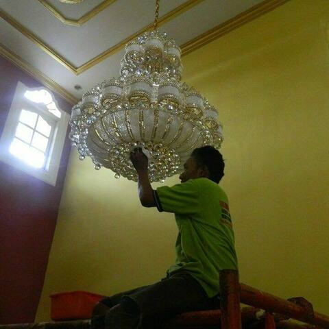 Cuci lampu kristal ibu hj aliyah 17