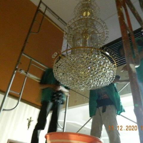 cuci lampu kristal andal di prima harapan regency 42