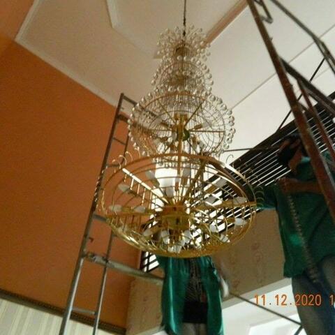 cuci lampu kristal andal di prima harapan regency 39