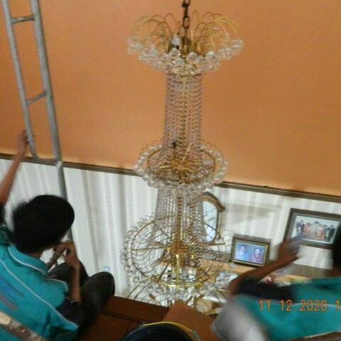 cuci lampu kristal andal di prima harapan regency 35