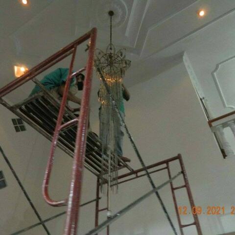 cuci lampu kristal di rumah umi Ramuna 24