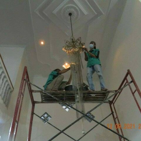 cuci lampu kristal di rumah umi Ramuna 21