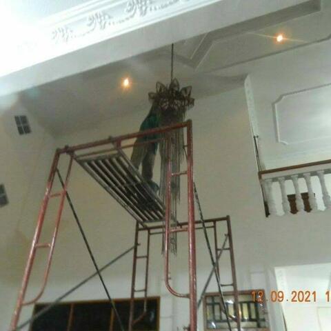 cuci lampu kristal di rumah umi Ramuna 19
