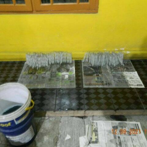 cuci lampu kristal di rumah umi Ramuna 15