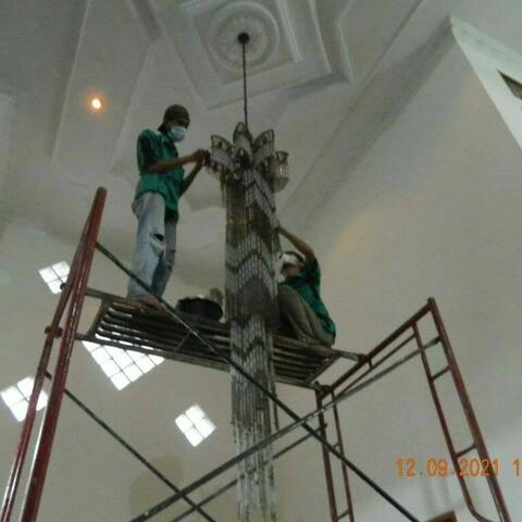 cuci lampu kristal di rumah umi Ramuna 13