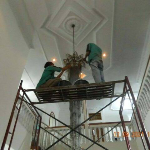 cuci lampu kristal di rumah umi Ramuna 11