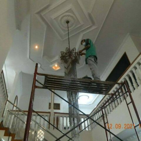 cuci lampu kristal di rumah umi Ramuna 09
