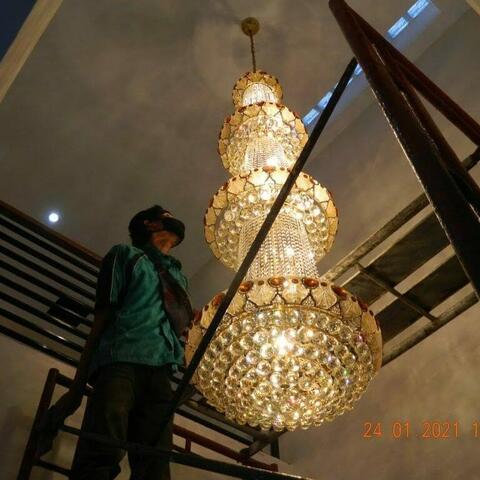 cuci lampu kristal di perumahan jatinegara indah 29