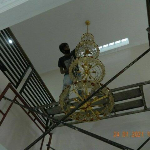 cuci lampu kristal di perumahan jatinegara indah 25