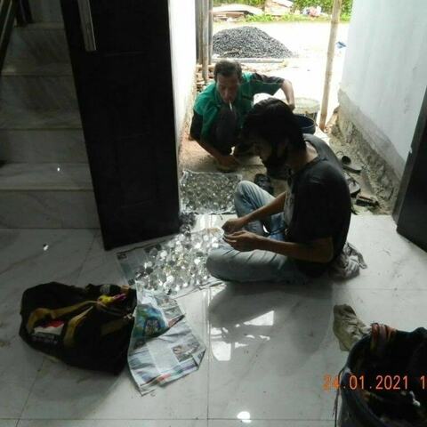 cuci lampu kristal di perumahan jatinegara indah 21