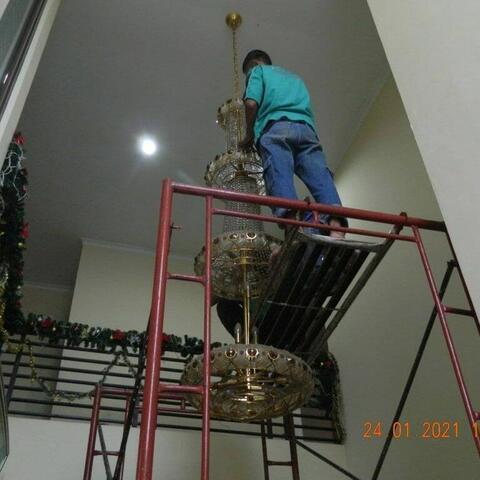 cuci lampu kristal di perumahan jatinegara indah 12