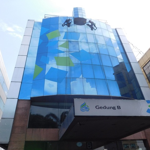 cuci kaca gedung asuransi takaful gambar 26