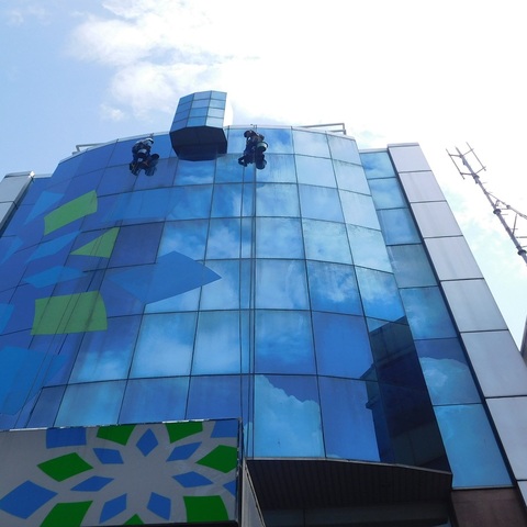cuci kaca gedung asuransi takaful gambar 24