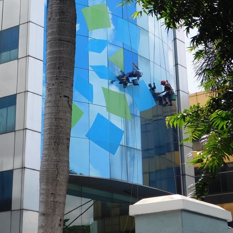 cuci kaca gedung asuransi takaful gambar 23