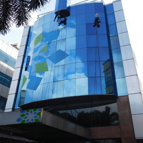cuci kaca gedung asuransi takaful gambar 19