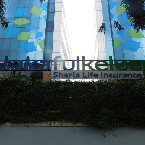 cuci kaca gedung asuransi takaful gambar 12