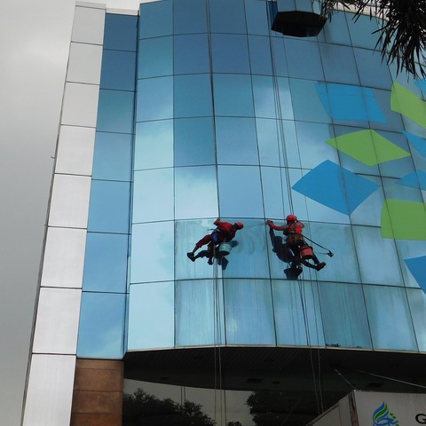 cuci kaca gedung asuransi takaful gambar 11