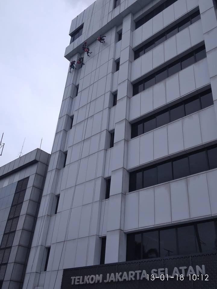 cuci kaca gedung acp gedung telkom jakarta selatan 02
