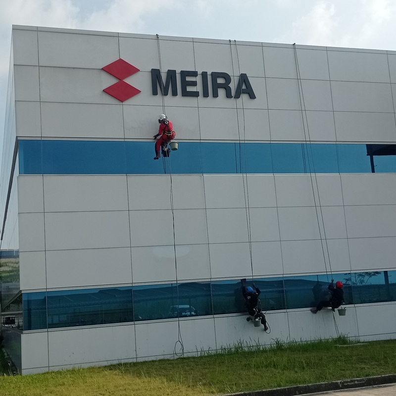 Cuci kaca gedung meira manufacturing indonesia karawang
