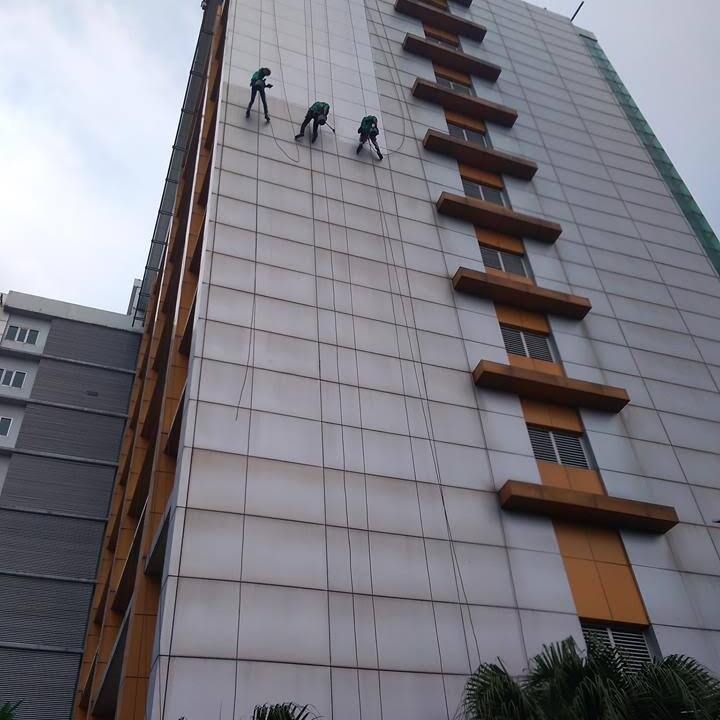 cuci kaca gedung adhyaksa loka hari pertama