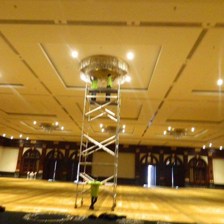 cuci lampu kristal hotel bidakara 07