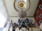 cuci-lampu-kristal-gedung-rhema-indonesia-05