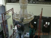 cuci-lampu-kristal-gedung-rhema-indonesia-25