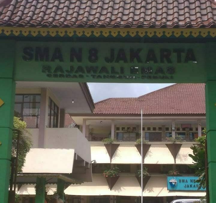 Cuci lampu kristal Masjid Darul Irfan 00