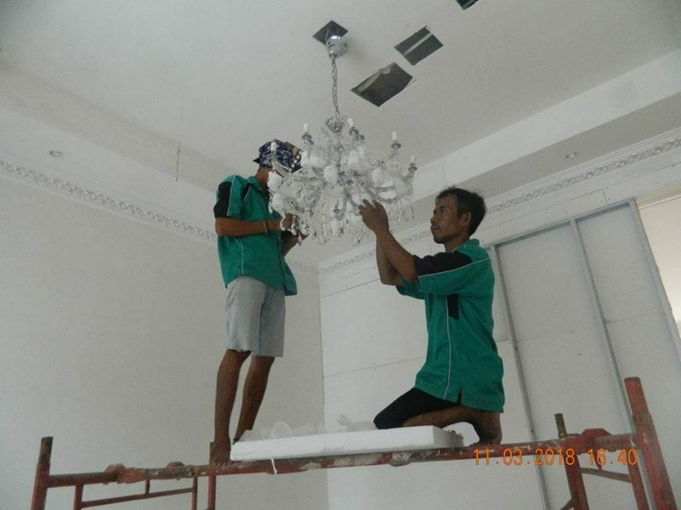 pasang lampu kristal bapak danny 20