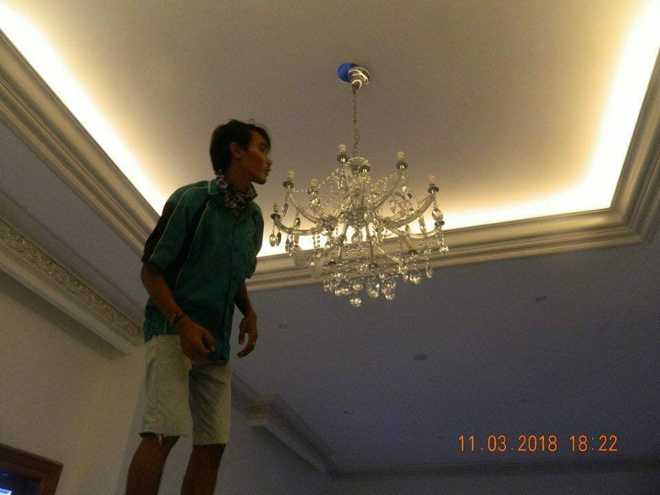 pasang lampu kristal bapak danny 25