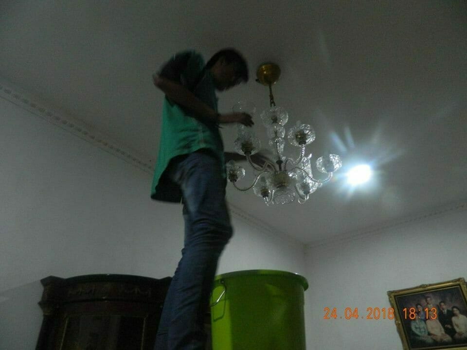 cuci lampu kristal ibu cici 37