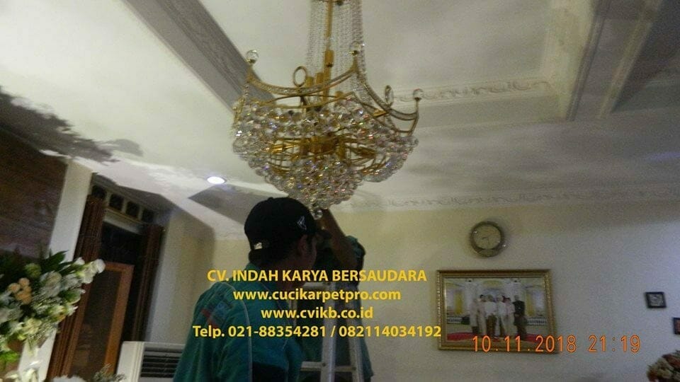 cuci lampu kristal bapak syafri 62