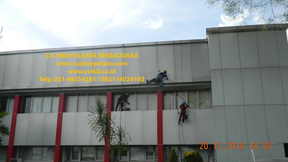 Pembersih Kaca Gedung Cuci Kaca PLN UIP JBB Gandul pembersih kaca gedung cuci kaca pln uip jbb 26