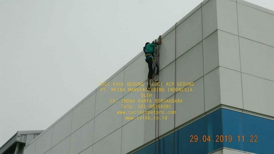 cuci kaca gedung meira manufacturing indonesia hari keempat 02