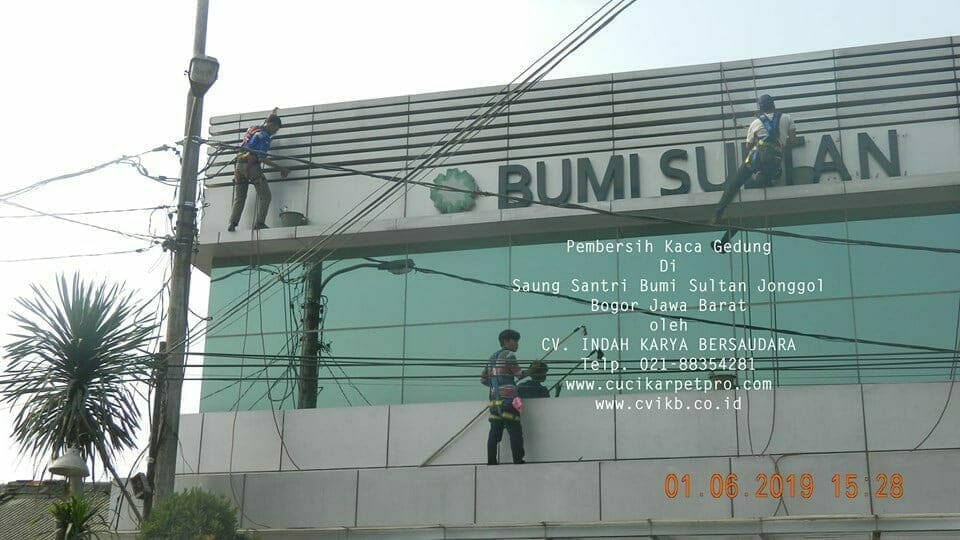 pembersih kaca gedung saung santri bumi sultan 11