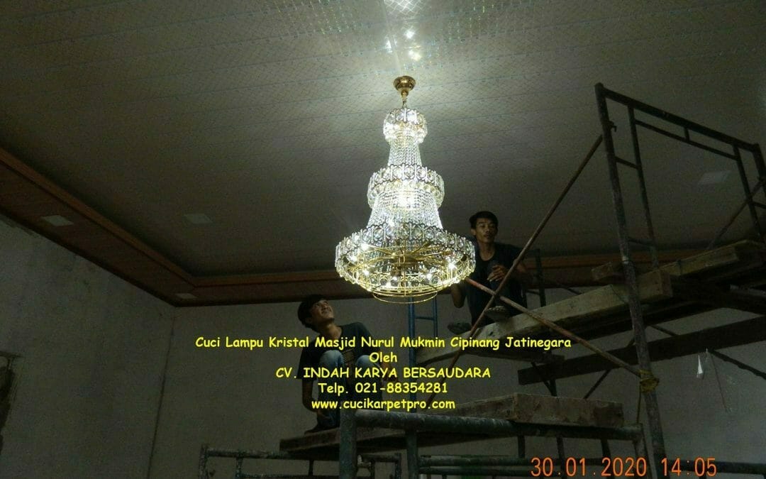 cuci lampu kristal masjid nurul mukmin 01