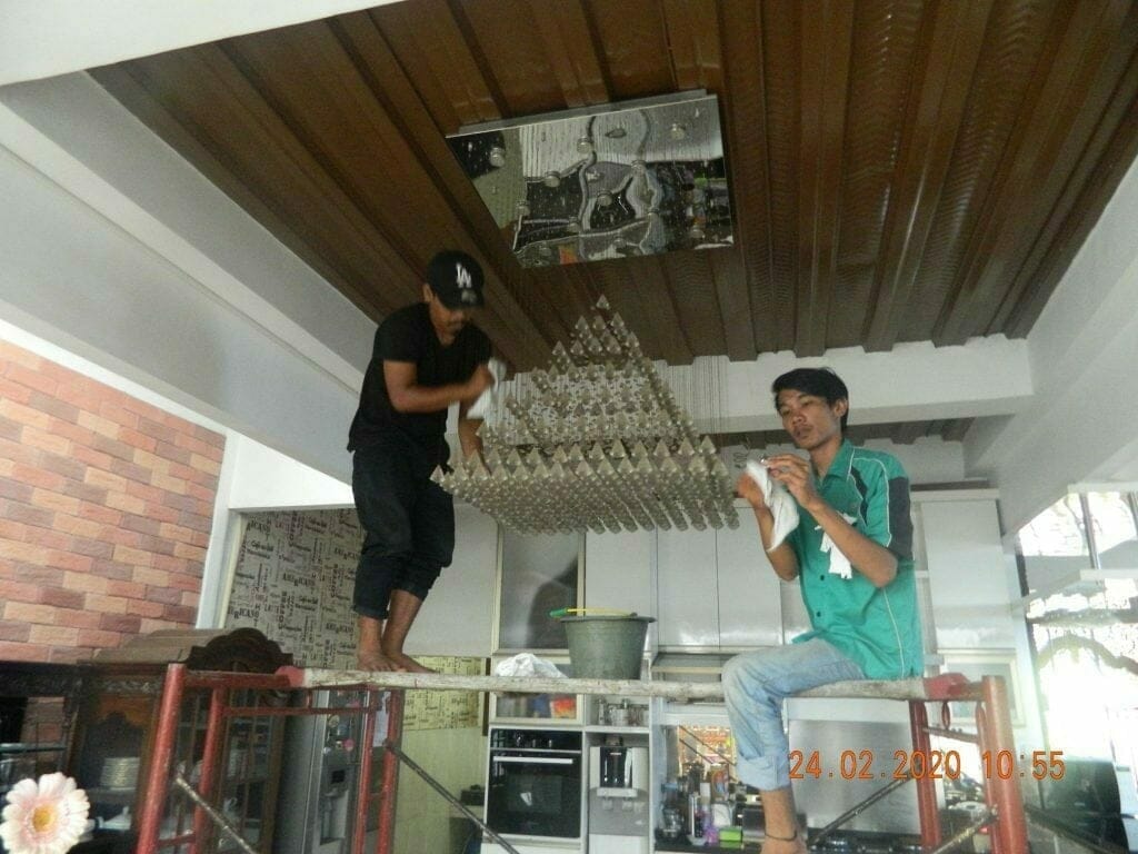 cuci lampu kristal ibu erlin di jati cempaka pondok gede 07