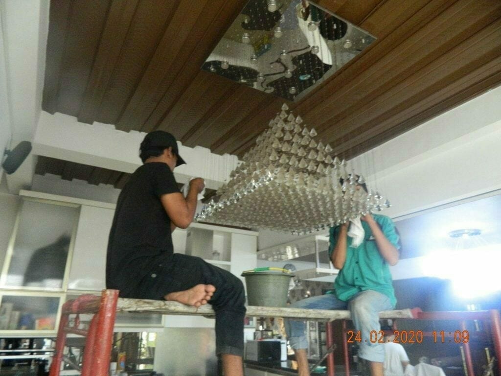 cuci lampu kristal ibu erlin di jati cempaka pondok gede 14