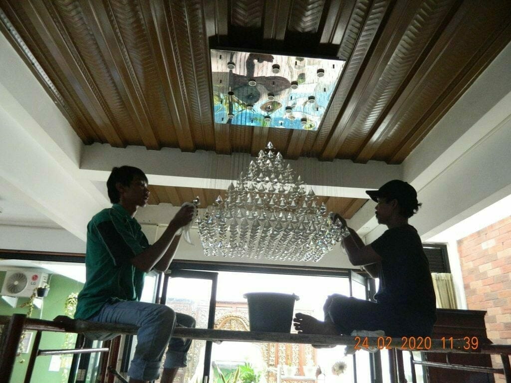 cuci lampu kristal ibu erlin di jati cempaka pondok gede 24